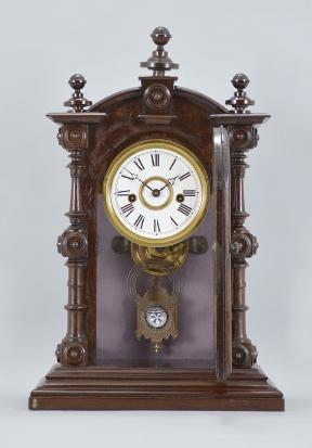 Welch, Spring & Co., Forestville, Conn., "Patti No. 1, V.P.", 8 day, time and strike spring driven brass movement shelf clock.