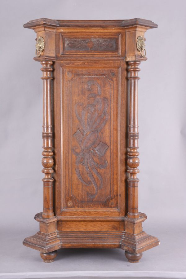 The Gramophone & Typewriter Ltd., 21 City Rd, Finsbury Square, London, England, the English subsidiary of Victor Talking Machine Co., "Type D" oak cased phonograph with original 21" diameter oak horn, 21" resting on an oak and quarter sawn oak record cabinet with single drawer over a single cabinet flanked by full turned columns flanking panels with carved musical trophies. Includes three albums of records.