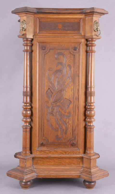 The Gramophone & Typewriter Ltd., 21 City Rd, Finsbury Square, London, England, the English subsidiary of Victor Talking Machine Co., "Type D" oak cased phonograph with original 21" diameter oak horn, 21" resting on an oak and quarter sawn oak record cabinet with single drawer over a single cabinet flanked by full turned columns flanking panels with carved musical trophies. Includes three albums of records.